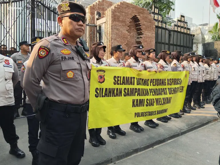 Polisi Kerahkan 2.300 Personel Jaga Aksi Mahasiswa di DPRD jabar Sejumlah personel polrestabes bandung berjaga di depan Gedung DPRD Jabar. Kamis 11/06/2026 (Sarah/Koran Mandala)