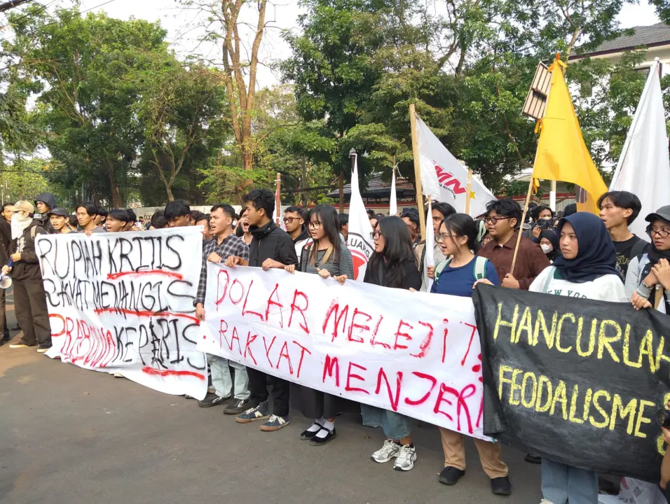 Ratusan Mahasiswa melakukan Unjuk rasa di gedung DPRD Jabar. Kamis 11/6/2026 (Sarah/Koran Mandala)