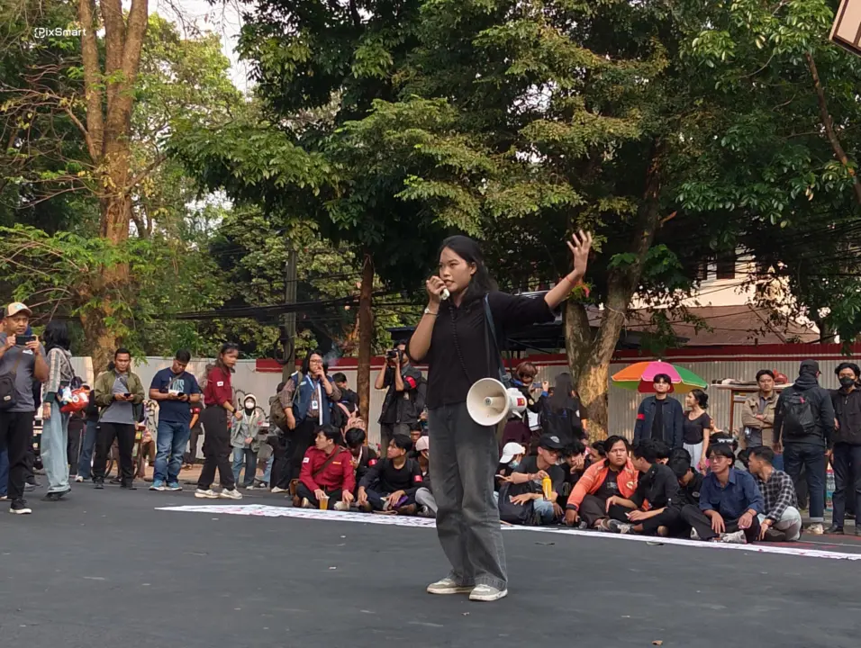 Ratusan Mahasiswa melakukan Unjuk rasa di gedung DPRD Jabar. Kamis 11/6/2026 (Sarah/Koran Mandala)