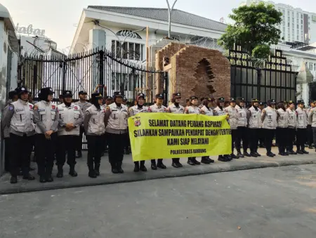 Sejumlah personel polrestabes bandung berjaga di depan Gedung DPRD Jabar. Kamis 11/06/2026 (Sarah/Koran Mandala)
