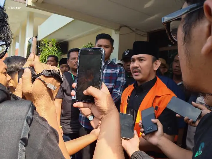 Ade Kunang setelah selesai persidangan. Senin 8/6/2026 (Sarah/Koran Mandala)