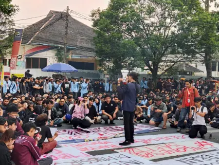 Mahasiswa Bandung Serukan Penghapusan MBG, Sebut Demokrasi Indonesia Mengalami Kecacatan Mahasiswa Bandung Serukan Penghapusan MBG, Sebut Demokrasi Indonesia Mengalami Kecacatan Senin 15/6/2026 (Sarah/Koran Mandala)