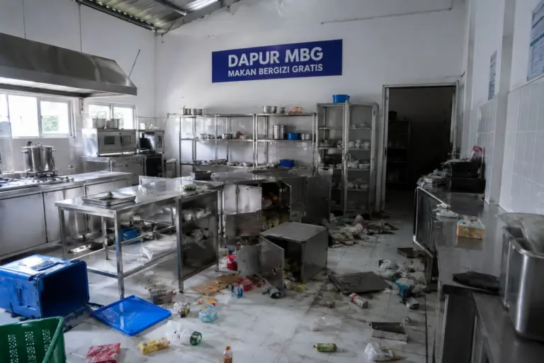 MBG Tak Cukup Bergizi, Celah Keamanan Pangan Mengintai dari Dapur hingga Sekolah Ilustrasi dapur MBG