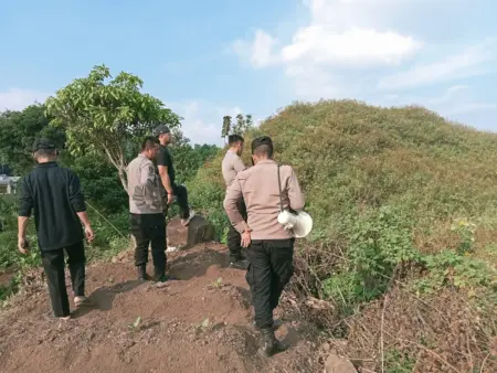 Granat Diduga Peninggalan Masa Revolusi Ditemukan di Garut Granat Diduga Peninggalan Masa Revolusi Ditemukan Warga, Tim Jibom Polda Jabar Lakukan Pemusnahan di Leles Garut
