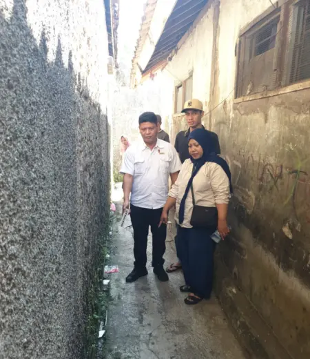 Warga Garut Digegerkan Penemuan Bayi Laki-Laki dalam Tas di Gang Permukiman, Polisi Telusuri Identitas Orang Tua Warga Garut Digegerkan Penemuan Bayi Laki-Laki dalam Tas di Gang Permukiman, Polisi Telusuri Identitas Orang Tua.