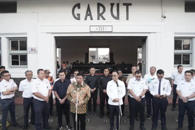 KA Cikuray Kini Layani Petani dan Pedagang, Permudah Distribusi Hasil Pertanian Garut Bupati Garut beserta PLT,Direktur Perhubungan perkeretaan Kementrian RI resmikan penambahan Gerbong kereta.Kamis (11/6/2026)