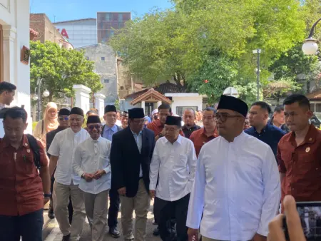 Jusuf Kalla Dorong Masjid Agung Bandung Jadi Pusat Kesejahteraan Umat, Farhan Siapkan Program Pemberdayaan Warga Jusuf Kalla Dorong Masjid Agung Bandung Jadi Pusat Kesejahteraan Umat, Farhan Siapkan Program Pemberdayaan Warga