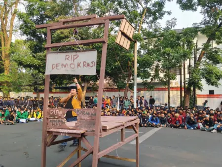 Teatrikal “RIP Demokrasi” Warnai Demo di Gedung DPRD Jabar