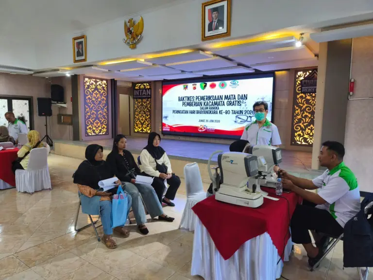 Polres Garut Beri Layanan Pemeriksaan Mata dan Kacamata Gratis untuk 200 Warga Polres Garut Beri Layanan Pemeriksaan Mata dan Kacamata Gratis untuk 200 Warga