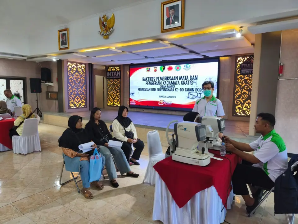Polres Garut Beri Layanan Pemeriksaan Mata dan Kacamata Gratis untuk 200 Warga