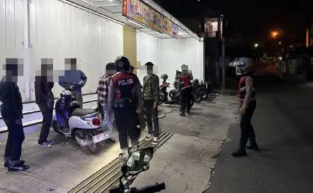 Patroli Dini Hari, Sat Samapta Polres Garut Bubarkan Sekelompok Pemuda yang Pesta Miras