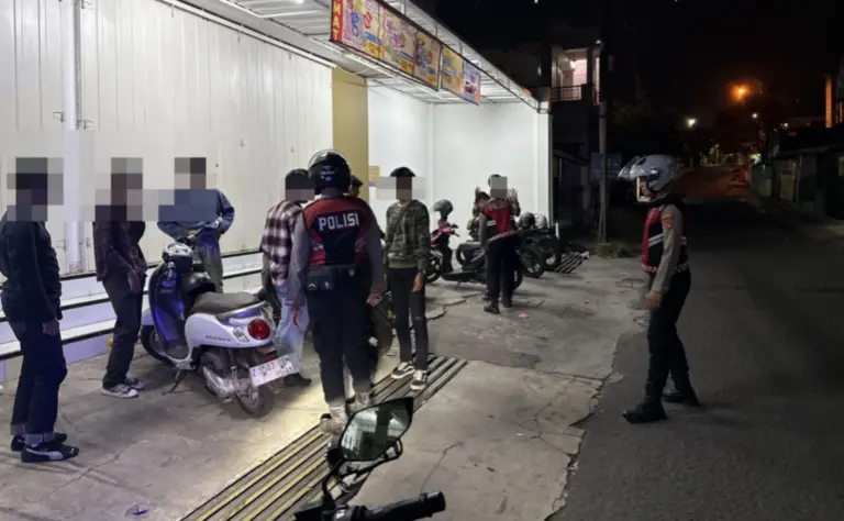 Patroli Dini Hari, Sat Samapta Polres Garut Bubarkan Sekelompok Pemuda yang Pesta Miras Patroli Dini Hari, Sat Samapta Polres Garut Bubarkan Sekelompok Pemuda yang Pesta Miras