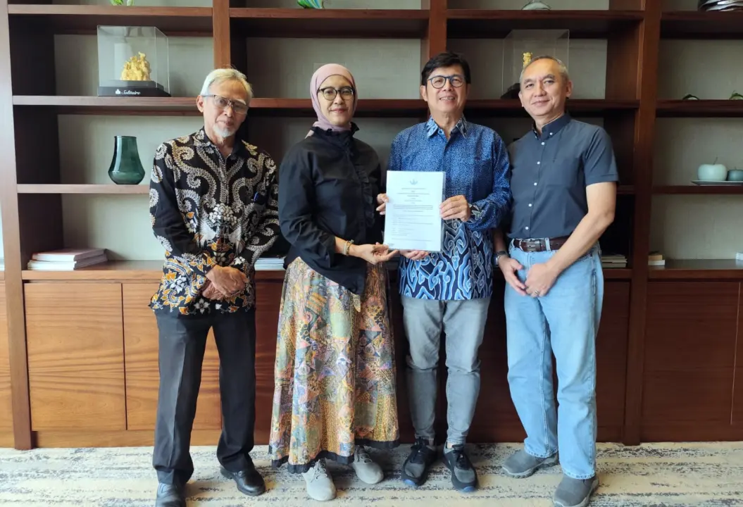 Ketua IKPNI Korwil Jawa Barat Kenny Dewi Krisdyani Harahap dan Direktur Utama PT Jejaring Andal Nusantara Bambang Husein Hilman usai menandatangani MoU kerja sama pemberdayaan UMKM di Bandung, disaksikan pengurus dan pembina IKPNI Jabar.