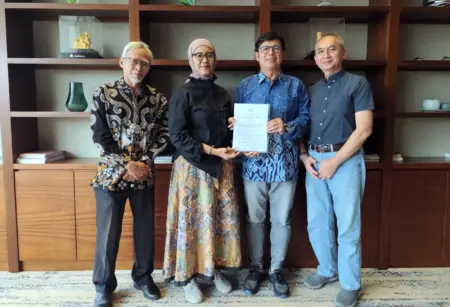 IKPNI Korwil Jabar dan Jejaring Andal Nusantara Jalin Kerja Sama Dukung UMKM dan Nilai Kepahlawanan Ketua IKPNI Korwil Jawa Barat Kenny Dewi Krisdyani Harahap dan Direktur Utama PT Jejaring Andal Nusantara Bambang Husein Hilman usai menandatangani MoU kerja sama pemberdayaan UMKM di Bandung, disaksikan pengurus dan pembina IKPNI Jabar.