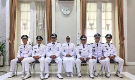 Bupati Garut Lantik Tujuh Kades PAW, Tekankan Peran Desa dalam Pembangunan Tujuh kepala Desa Yang Dilantik Bupati Garut Abdusyi Syakur Amin,Senin (8/6/2026)