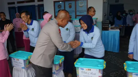 Kapolda Jabar Apresiasi Relawan SPPG Garut, Serahkan Bantuan dan Tinjau Program Pemenuhan Gizi