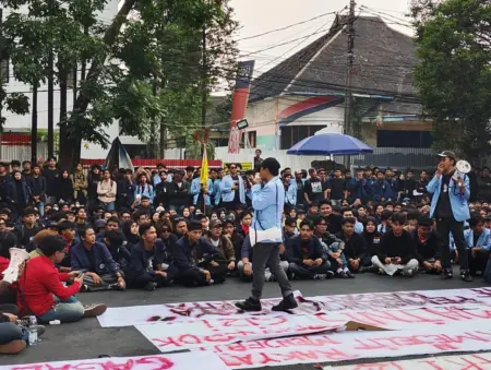 LBH Bandung Catat 21 Demonstran Diamankan, Soroti Dugaan Penangkapan Sebelum Aksi Mahasiswa Bandung Demo di depan Dprd Jabar Senin 15/6/2026 (Sarah/Koran Mandala)