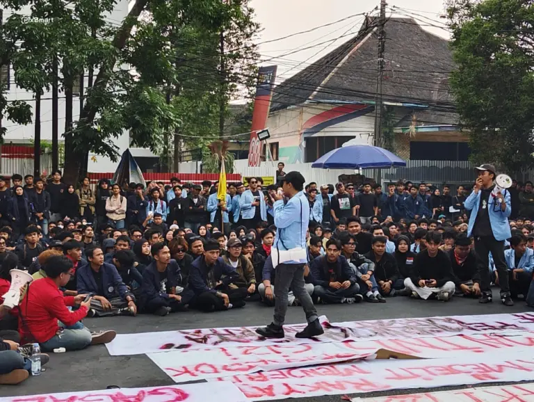 Mahasiswa Bandung Demo di depan Dprd Jabar Senin 15/6/2026 (Sarah/Koran Mandala)