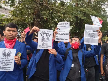 Mahasiswa ITB Soroti Tata Kelola Pemerintahan dalam Aksi di DPRD Jabar Mahasiswa ITB Soroti Tata Kelola Pemerintahan dalam Aksi di DPRD Jabar 