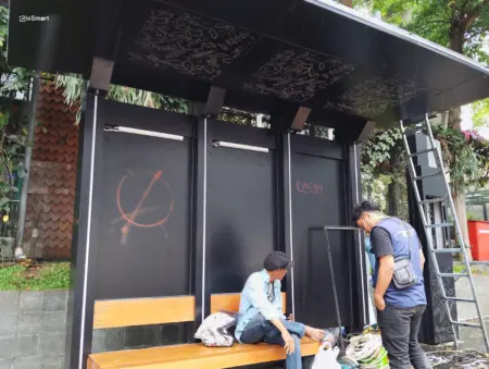 Warga Ungkap Dua Orang Diduga Coret Halte BRT Saat Tengah Malam Sejumlah petugas meninjau kondisi halte BRT yang menjadi sasaran aksi vandalisme. Minggu, 21 Juni 2026. (Sarah/Koran Mandala)