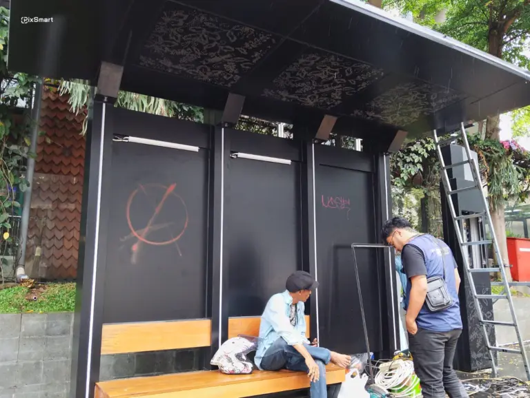 Sejumlah petugas meninjau kondisi halte BRT yang menjadi sasaran aksi vandalisme. Minggu, 21 Juni 2026. (Sarah/Koran Mandala)