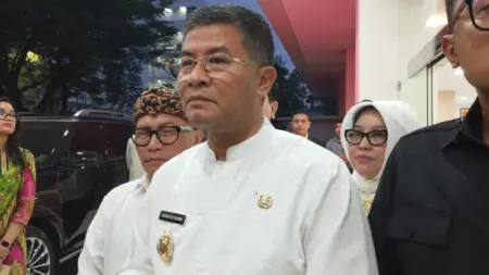 Wagub Jabar Erwan Setiawan: Ayah Harus Hadir Bentuk Karakter Anak, Bukan Sekadar Pencari Nafkah Wakil Gubernur Jawa Barat Erwan Setiawan menjenguk korban penyekapan di Rumah Sakit Hasan Sadikin (RSHS) Bandung pada Senin, 22/6/2026 (Sarah/Koran Mandala)