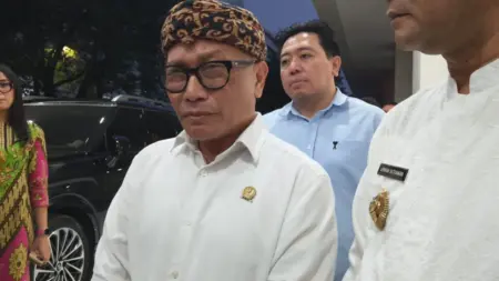 Ketua DPRD Jabar: Dedi Mulyadi Tanggung Penuh Biaya Korban Penyekapan Ketua DPRD Jabar Buky Wibawa Karya Guna menjenguk korban penyekapan pada Senin (22/6/2026) di Bandung. (Sarah/Koran Mandala)