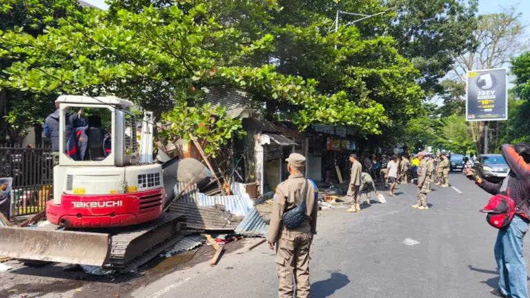 Satpol PP Kota Bandung membongkar Bangli dikawasan Jl Dipatiukur hingga Jalan Singaperbangsa, Rabu (24/6/2026).