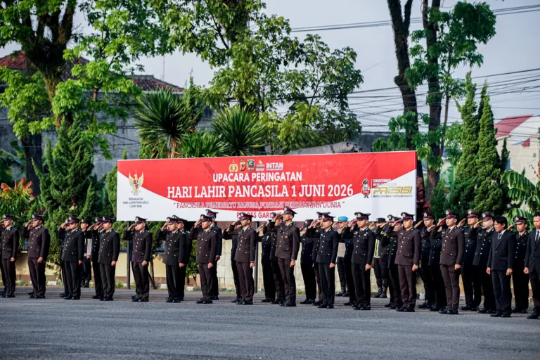 Polres Garut Gelar Upacara Hari Lahir Pancasila 2026, Teguhkan Semangat Persatuan Menuju Indonesia Raya Polres Garut laksanakan upacara peringatan hari lahir Pancasila,di lapangan Mapolres Garut Senin (1/6/2026)