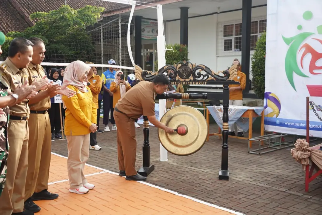 Bupati Garut resmi dibuka invitasi bola volly di SMKN 10 Garut,Selasa (2/6/2026)