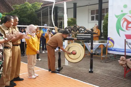 Invitasi Bola Voli SMKN 10 Garut Diharapkan Lahirkan Atlet Muda Berprestasi Bupati Garut resmi dibuka invitasi bola volly di SMKN 10 Garut,Selasa (2/6/2026)
