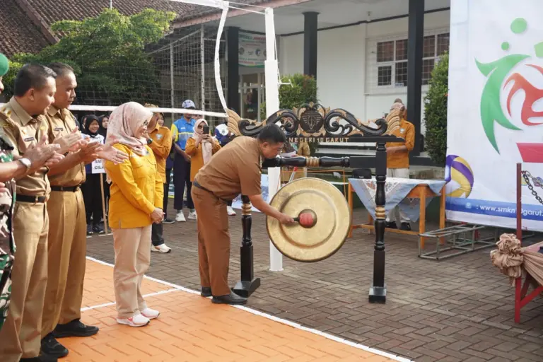 Invitasi Bola Voli SMKN 10 Garut Diharapkan Lahirkan Atlet Muda Berprestasi Bupati Garut resmi dibuka invitasi bola volly di SMKN 10 Garut,Selasa (2/6/2026)