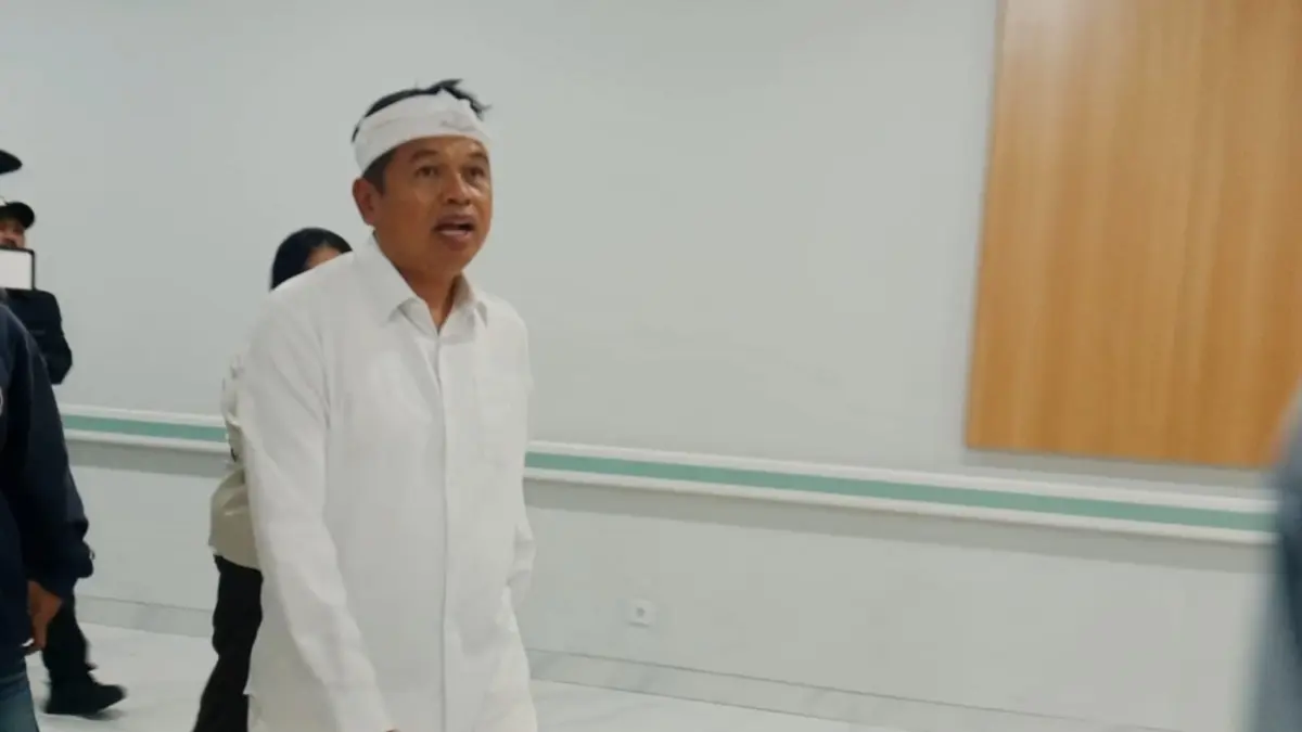 Gubernur Jawa Barat Dedi Mulyadi menjenguk korban penyekapan yang dilakukan oleh pacarnya selama 3 tahun di Rumah Sakit Hasan Sadikin Bandung, Senin 22/6/2026 (Sarah/Koran Mandala)