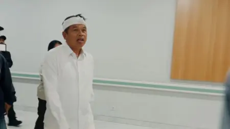 SIAP-SIAP MENUJU 2029 ? Gubernur Jawa Barat Dedi Mulyadi menjenguk korban penyekapan yang dilakukan oleh pacarnya selama 3 tahun di Rumah Sakit Hasan Sadikin Bandung, Senin 22/6/2026 (Sarah/Koran Mandala)
