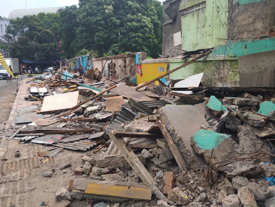 Satpol PP Kota Bandung membongkar Bangli dikawasan Jl Dipatiukur hingga Jalan Singaperbangsa, Rabu 24/6/2026. (Sarah/Koran Mandala)