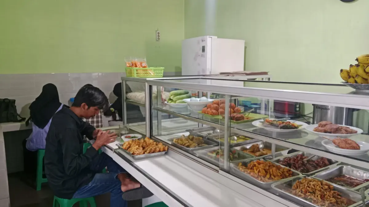 Suasana Warteg Sumber Jaya Tamansari Bandung Jumat (5/6/2026)
