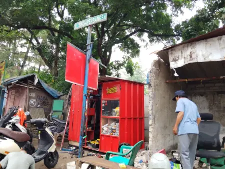 Jelang Penertiban, Pedagang Singaperbangsa Pilih Bongkar Kios Secara Mandiri Jelang Penertiban, Pedagang Singaperbangsa Pilih Bongkar Kios Secara Mandiri. Selasa 23/6/2026 (Sarah/Koran Mandala)