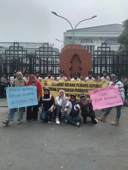 Ribuan relawan MBG berunjuk rasa di depan DPRD Jawa Barat, Bandung, Kamis 25/6/2026 (Sarah/Koran Mandala)