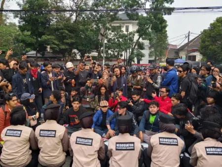 Mahasiswa Bandung Demo di depan Dprd Jabar Senin 15/6/2026 (Sarah/Koran Mandala)