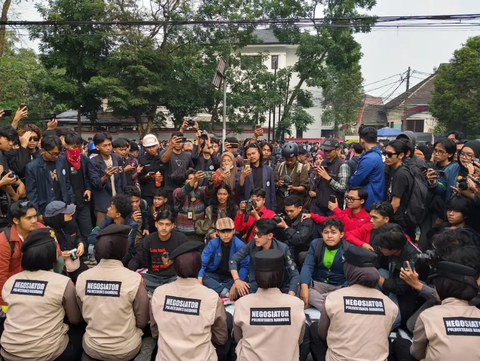 Mahasiswa Bandung Demo di depan Dprd Jabar Senin 15/6/2026 (Sarah/Koran Mandala)