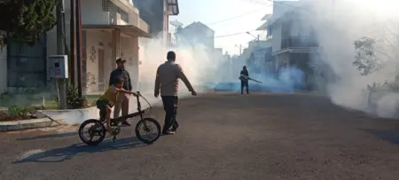Satu Warga Sempat Terjangkit DBD, Sukamenteri Lakukan Fogging di RW 022 Lurah Sukamenteri,kawal pelaksanaan poging di Kel.Sukamenteri Garut Jum'at (19/6/2026)