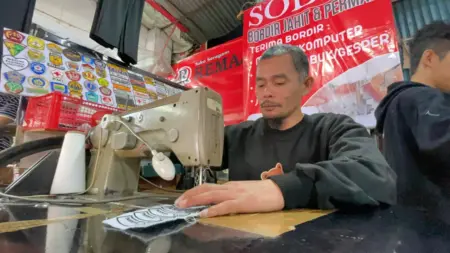 Libur Telah Tiba, Penjahit Satuan dan Bordir Seragam Sekolah di Pasar Kosambi Bandung Akui Masih Sepi Orderan Libur Telah Tiba, Tapi Penjahit Satuan dan Bordir Seragam Sekolah di Pasar Kosambi Bandung Akui Masih Sepi Orderan (Sarah/Koran Mandala)
