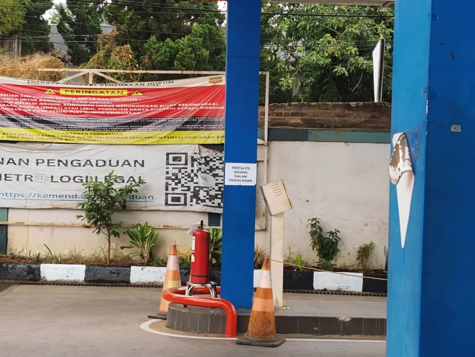 Tulisan "Pertalite Sedang dalam Perjalanan" di salah satu SPBU Kota Cimahi (Sarah/Koran Mandala)