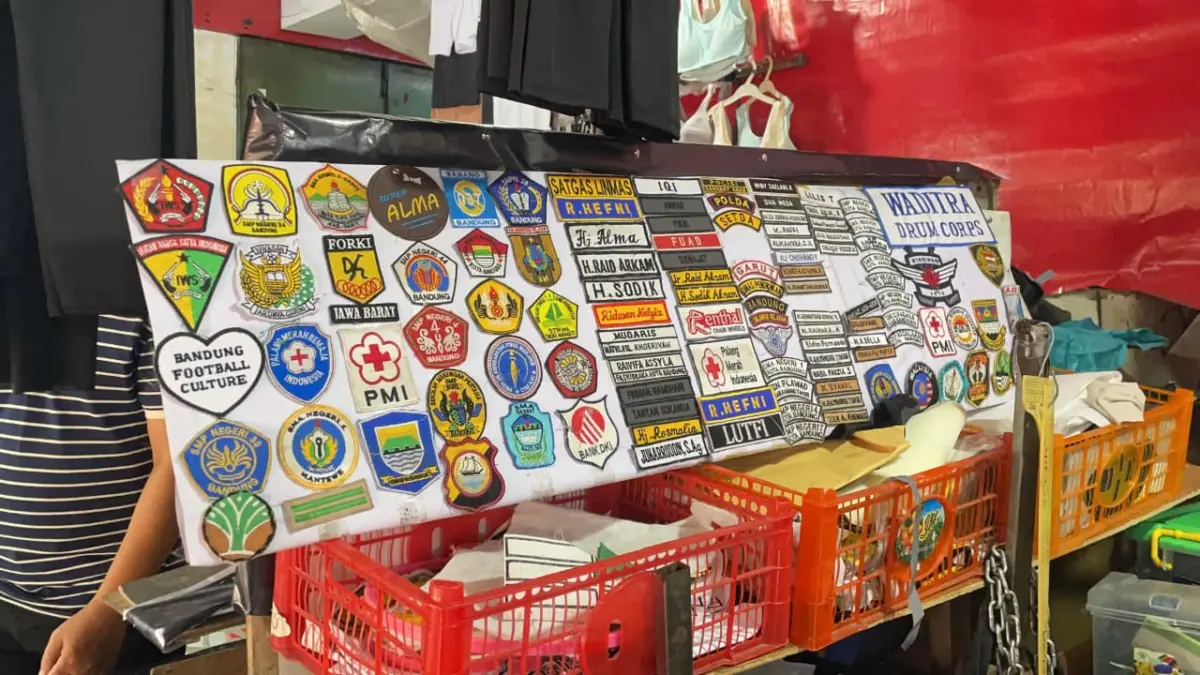 Libur Telah Tiba, Tapi Penjahit Satuan dan Bordir Seragam Sekolah di Pasar Kosambi Bandung Akui Masih Sepi Orderan (Sarah/Koran Mandala)