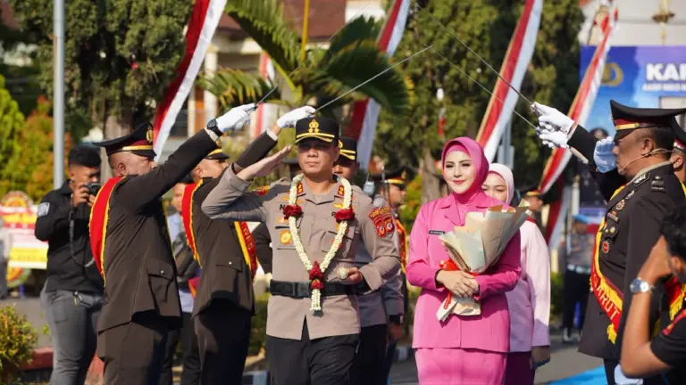 Kepemimpinan Polres Garut Resmi Berganti Lewat Prosesi Serah Terima Jabatan kegiatan Serah Terima Jabatan (Sertijab) Kapolres Garut dari AKBP Yugi Bayu Hendarto, S.I.K., M.A.P., kepada AKBP Niko N. Adi Putra, S.H., S.I.K., M.H., pada Rabu (29/7/2026).
