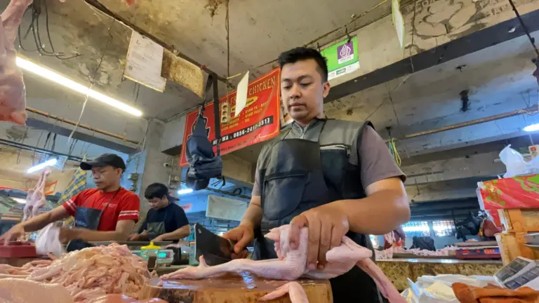 Harga Ayam Potong di Pasar Kosambi Turun, Pedagang Sebut Persaingan Antar Lapak Makin Ketat (Sarah/Koran Mandala)