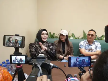Fitri Salhuteru Dukung Heni Sagara, Black Campaign Dinilai Ancam Industri Skincare Fitri Salhuteru Dukung Heni Sagara, Black Campaign Dinilai Ancam Industri Skincare (Sarah/Koran Mandala)