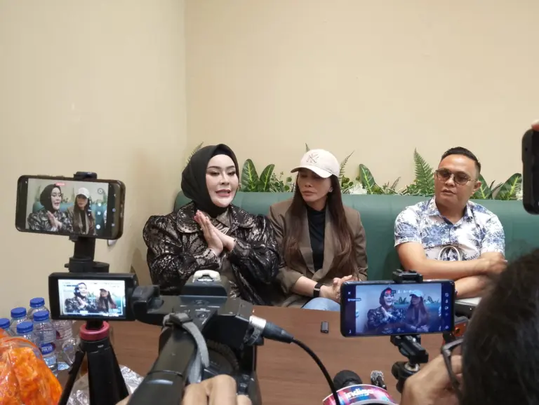 Fitri Salhuteru Dukung Heni Sagara, Black Campaign Dinilai Ancam Industri Skincare Fitri Salhuteru Dukung Heni Sagara, Black Campaign Dinilai Ancam Industri Skincare (Sarah/Koran Mandala)