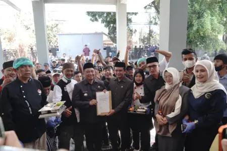 Ketua DPRD Garut Aris Munandar bersama Bupati Garut menerima aspirasi relawan Program Makan Bergizi Gratis MBG (Rida/Koran Mandala)