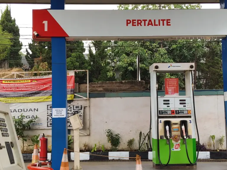 "Pertalite Sedang dalam Perjalanan”, Stok Kosong SPBU Cimahi Bikin Pengendara Beralih ke Pertamax (Sarah/Koran Mandala)